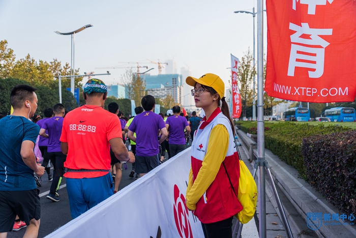 米乐红十字会顺利完成2018南京马拉松医疗保障任务 (11).jpg 米乐红十字会顺利完成2018南京马拉松医疗保障任务 (11).jpg