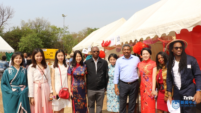 约堡大学国合处Oscar处长和孔院老师合影2.jpg 约堡大学国合处Oscar处长和孔院老师合影2.jpg