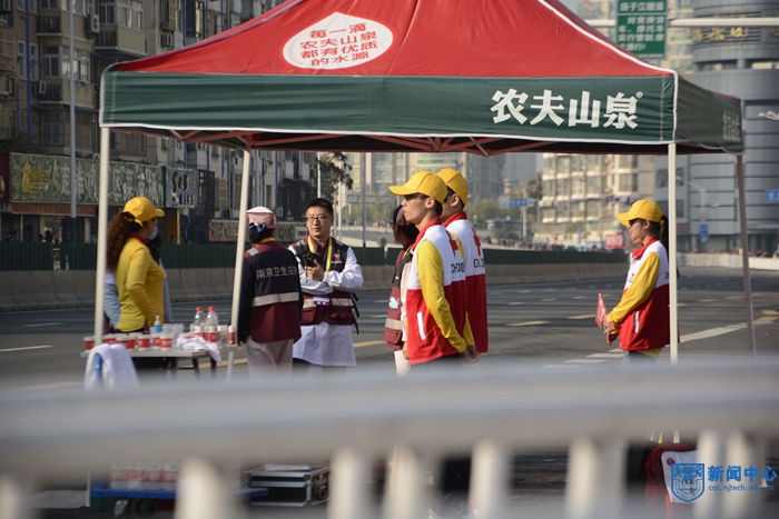 米乐红十字会顺利完成2018南京马拉松医疗保障任务 (3).jpg 米乐红十字会顺利完成2018南京马拉松医疗保障任务 (3).jpg