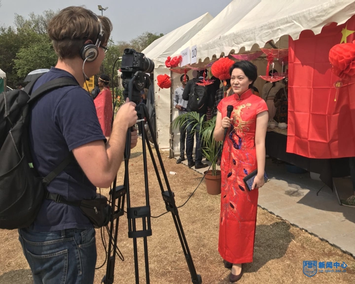 约堡孔院中方院长接受中国国际广播电台英文采访3.jpg 约堡孔院中方院长接受中国国际广播电台英文采访3.jpg